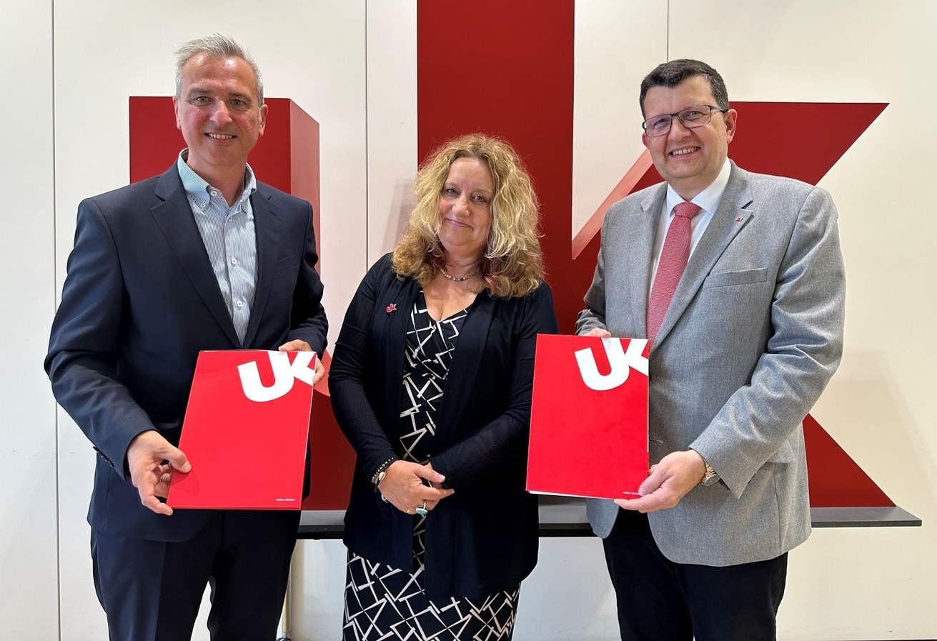 Starke Partner für eine zukunftsfähige Region: Christian Kassner, Geschäftsführer der R56+, Prof. Dr. Claudia Quaiser-Pohl, Vizepräsidentin für Forschung und Transfer der Universität Koblenz und Prof. Dr. Stefan Wehner, Präsident der Universität Koblenz (v.l.n.r.) präsentieren die gemeinsame Kooperationsvereinbarung. Bild: Christoph Asche/Universität Koblenz