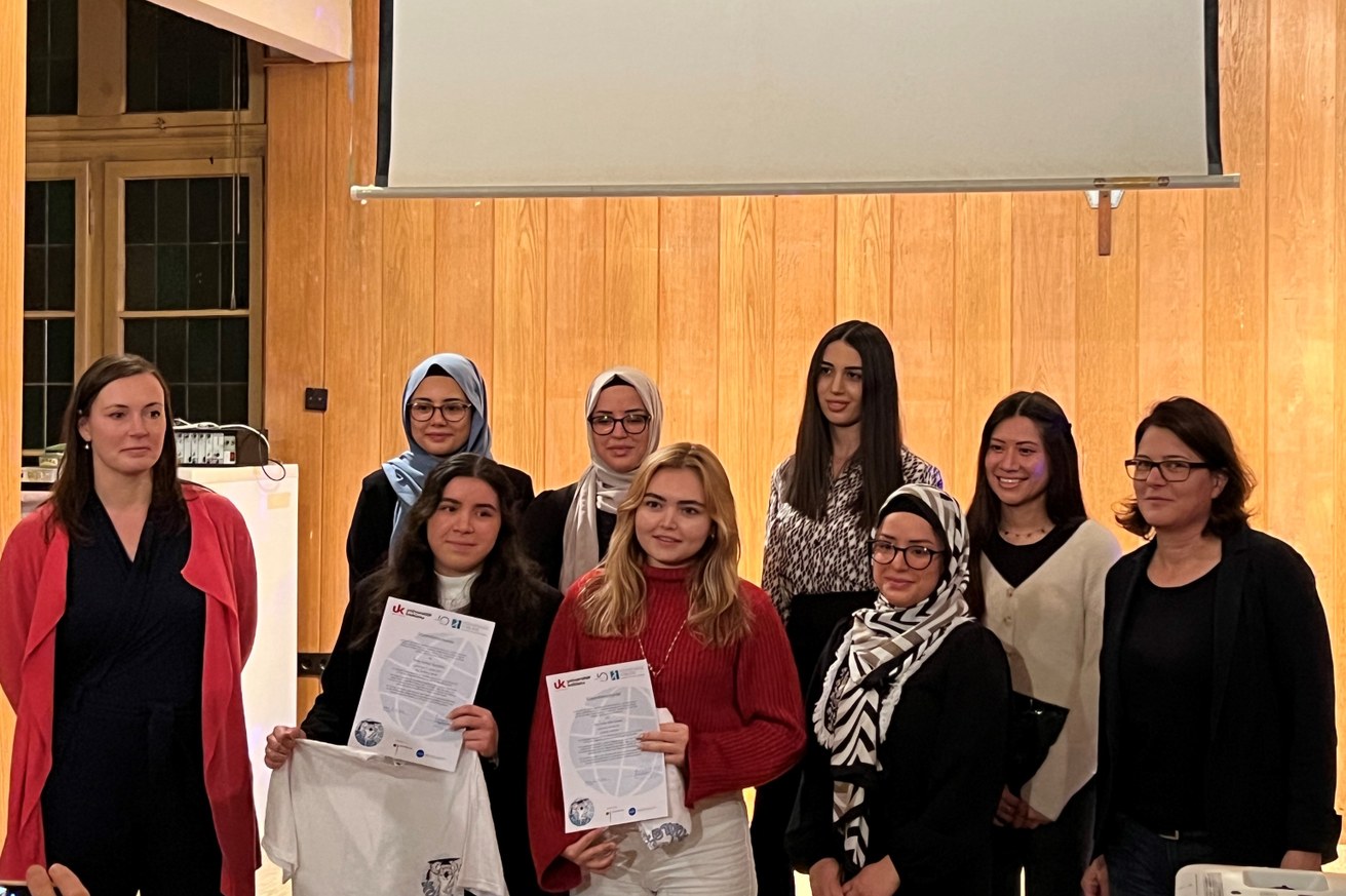 Die beiden Stipendiatinnen haben ihre Urkunden erhalten. Vorne von links: Anne Quander, Sofìa Vallejo Sanillán, Ana Sofia Amaya, Esma Nur Uzunoğlu. Hinten von links: Seda Nur Uzunoğlu, Esra Nur Uzunoğlu, Argine Badalyan, Johanna Valverde, Pia Dekorsy. Bild: Hochschule Koblenz