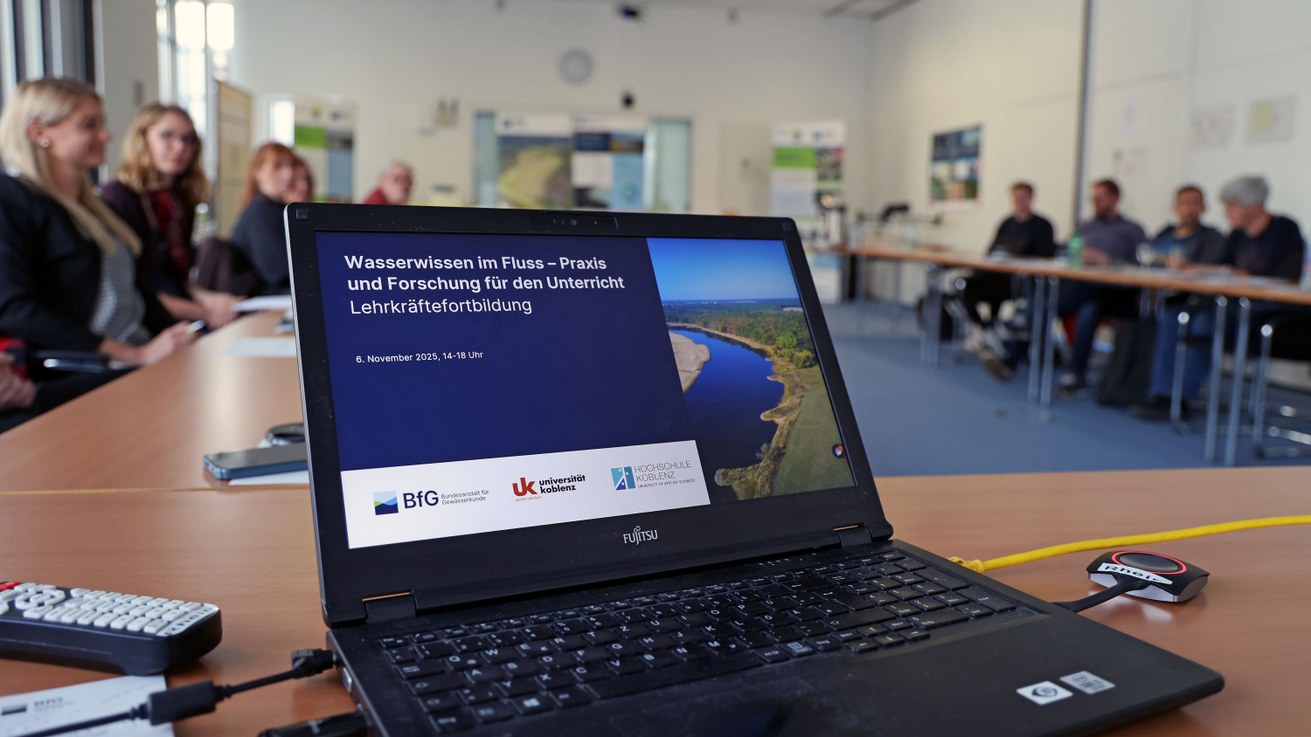 Intensive Einlicke in die Themen Gewässerkunde und Wasserwirtschaft erhielten die Lehrkräfte im Rahmen der Fortbildung. Bild: BfG / Dominik Rösch