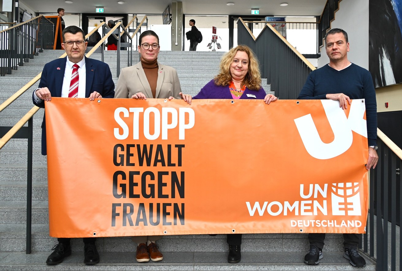 Zum Orange Day setzte die Universitätsleitung ein Zeichen gegen Gewalt an Frauen. Bild: Christoph Asche