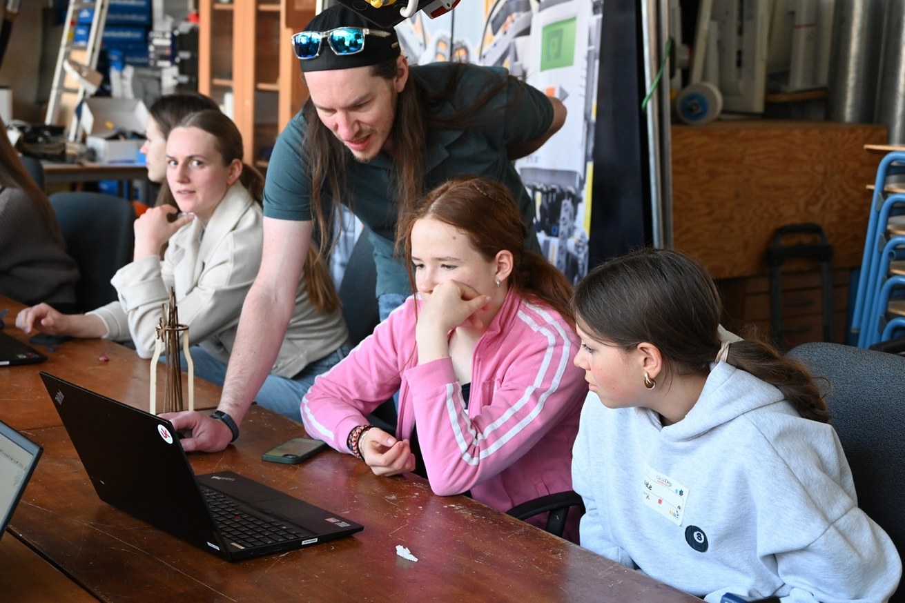 Neue Perspektiven jenseits gängiger Geschlechterrollen: In spannenden Workshops erhalten Schülerinnen unter anderem Zugang zu MINT-Fächern. Foto: Universität Koblenz