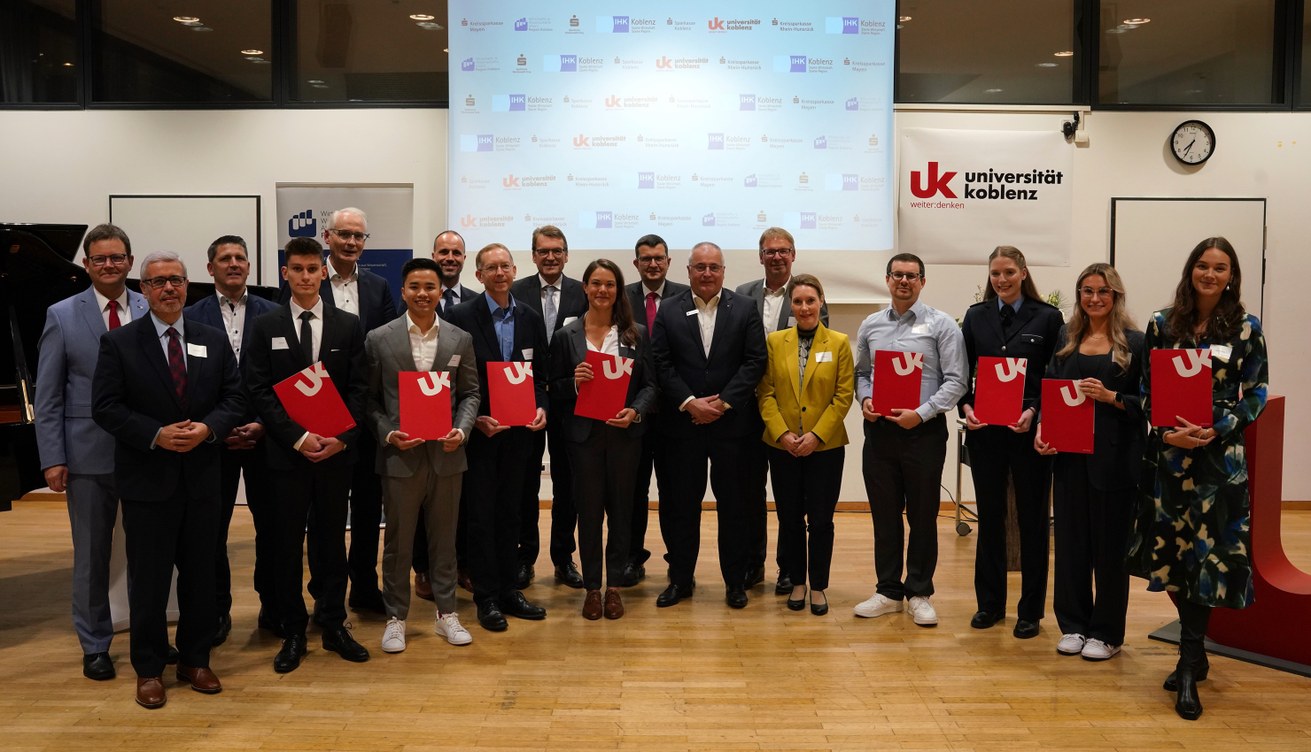 Die Preisträgerinnen und Preisträger bei ihrer Ehrung an der Universität Koblenz. Bild: Philip Bruederle