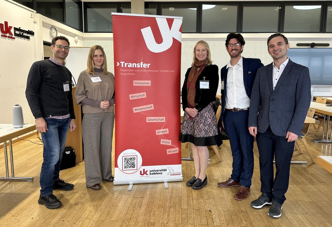 „HydroExchange“-Symposium an der Universität. V.l.n.r.: Prof. Dr. Simone Mascotto (Professor für anorganische Chemie), Dr. Miriam Voigt (Wissenschaftliche Mitarbeiterin im Transfer) , Prof. Kirsten Martinus, Dr. Daniel Schepis (beide University of Western Australia), Prof. Dr. Robert Panitz (Hochschule Weihenstephan-Triesdorf). Bild: Christoph Asche