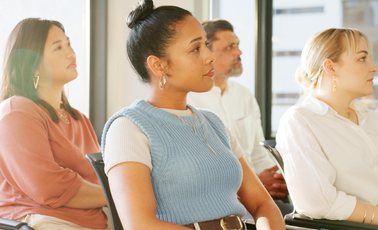 Die Interessierten können sich aus organisatorischen Gründen digital ausführlich und umfassend bei den Expert*innen informieren. Bild: Colourbox