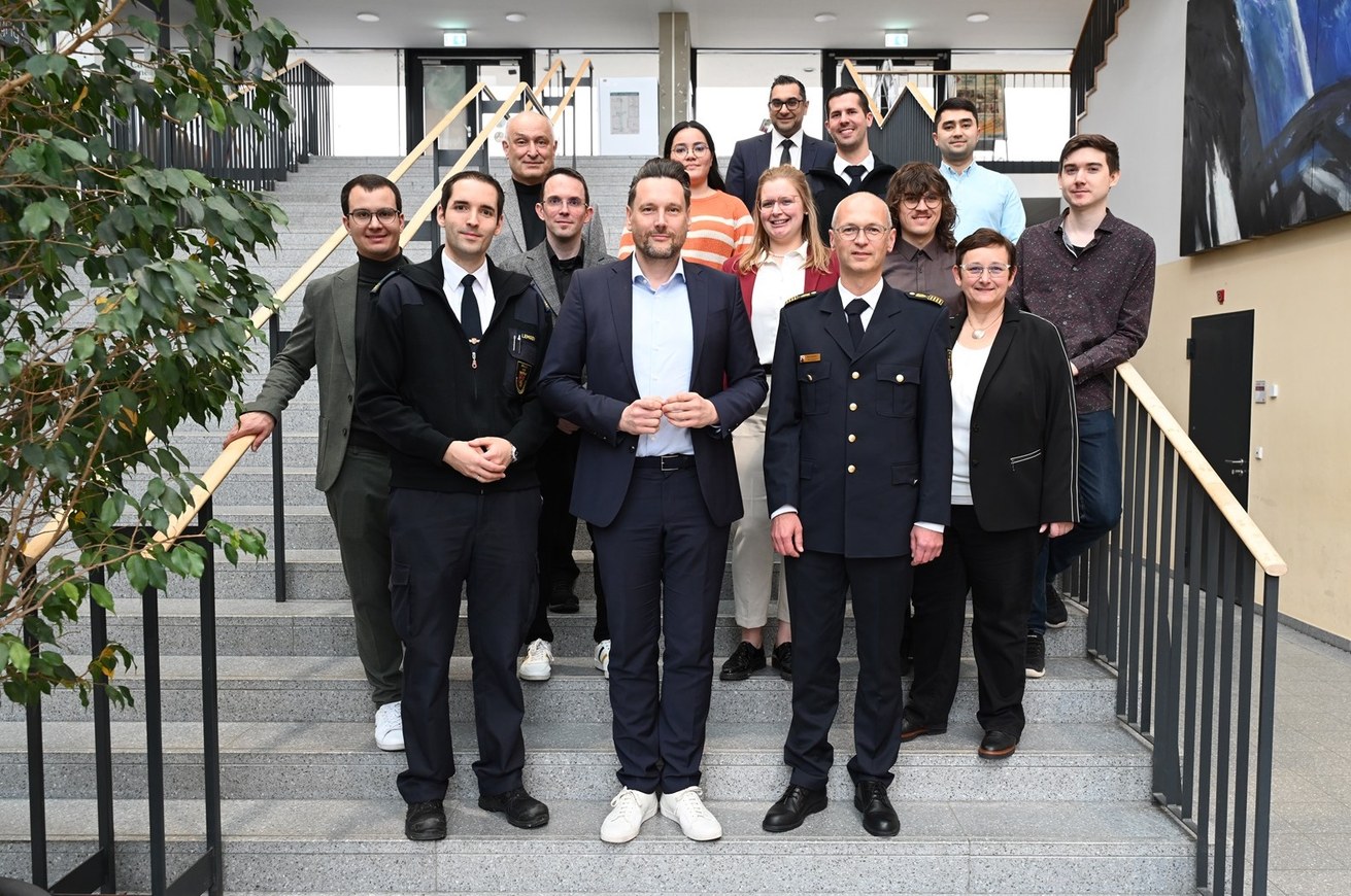 Innenstaatssekretär Daniel Stich (M.) und René Schubert (re.), Präsident des neuen Landesamtes für Brand- und Katastrophenschutz (LfBK), informierten sich an der Universität Koblenz über die neuesten Entwicklungen rund um das landesweite BKS-Portal. Bild: Christoph Asche / Universität Koblenz