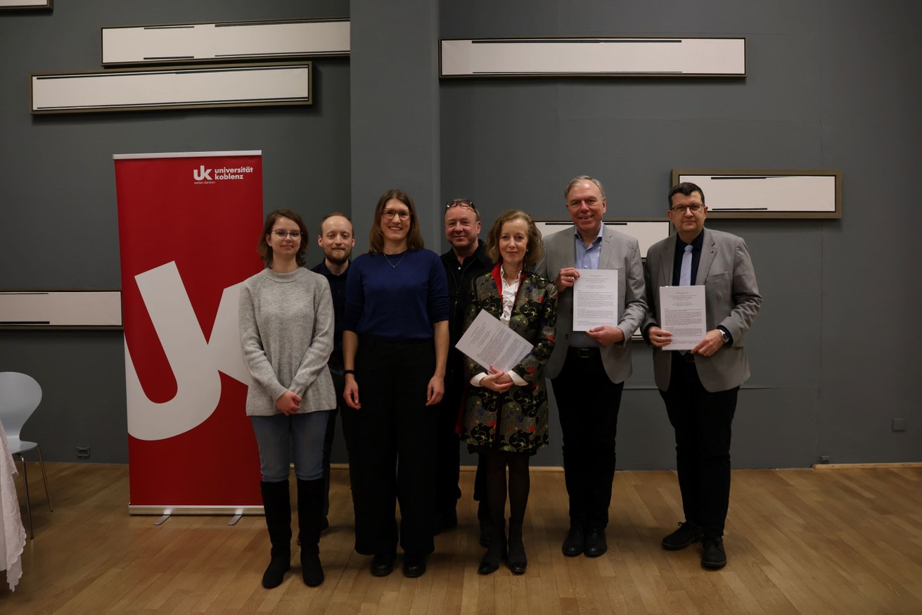 V. l. n. r.: Jasmina Weber, Institut für Kunstwissenschaft, Stefen Gebhard, Institut für Kunstwissenschaft, JProf. Dr. Lisa Beißwanger, geschäftsführende Leitung des Instituts für Kunstwissenschaft, Dr. Markus Lohoff, Institut für Kunstwissenschaft, Prof. Dr. Beate Reifenscheid, Direktorin Ludwig Museum Koblenz, Prof. Dr. Dr. h. c. Stefan Neuhaus, Dekan des Fachbereichs, Prof. Dr. Stefan Wehner, Präsident der Universität Koblenz. Bild: Universität Koblenz / Jasmin Brötz