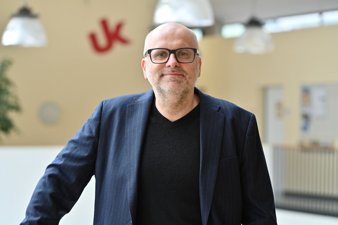 Prof. Dr. Maik Kschischo (Institut für Informatik) erforscht KI-Modelle, die individuelle Therapieverläufe simulieren und Ärzt*innen bei komplexen Behandlungsentscheidungen unterstützen sollen. Bild: Universität Koblenz