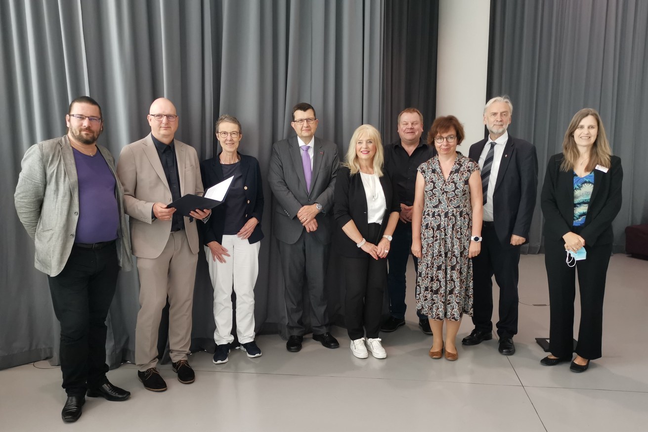 Die KooperationspartnerInnen der neuen Arbeitsgemeinschaft bestärken in der Stadtbibiothek Koblenz ihre Zusammenarbeit. Bild: Universität Koblenz-Landau / Dr. Jessica Gahn