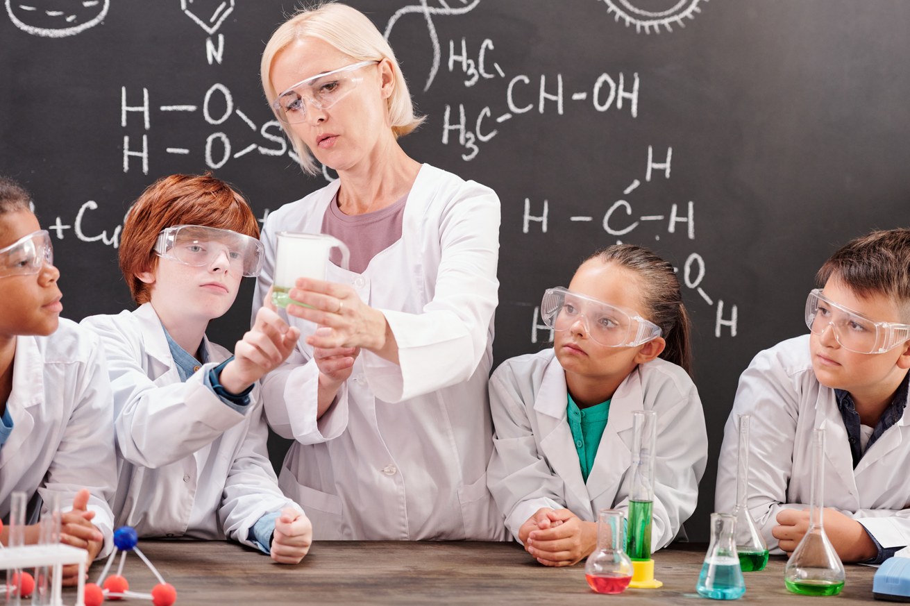 Auch kleine Naturwissenschaftler*innen finden im Programm der Kinder-Uni interessante Angebote. Bild: Colourbox