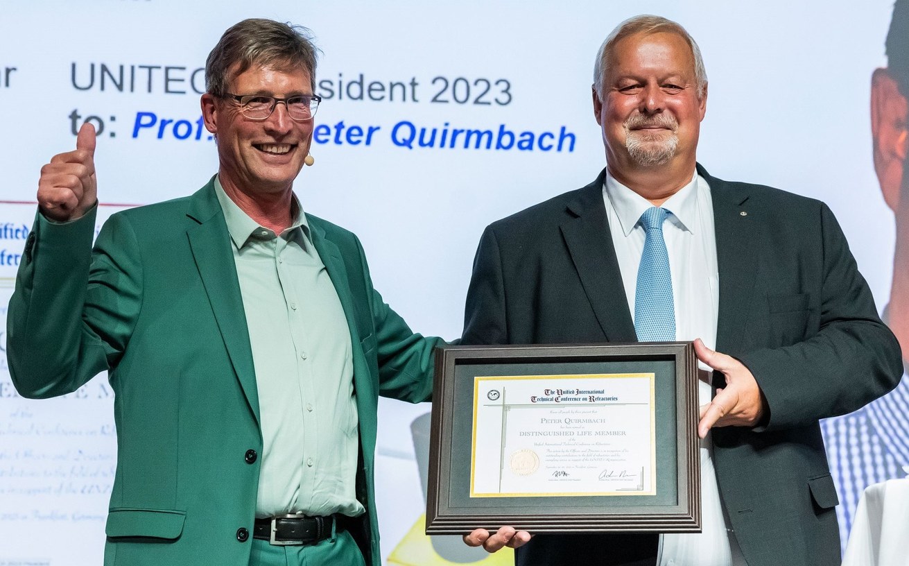 Prof. Dr. Dr. h.c. Peter Quirmbach (re.) wurde für sein Lebenswerk und die herausragenden Verdienste im Bereich von Wissenschaft und Technologie von Feuerfest-Materialien geehrt. Links im Bild: UNITECR-Präsident Dr. Andus Buhr. Bild: Jennifer Wolf