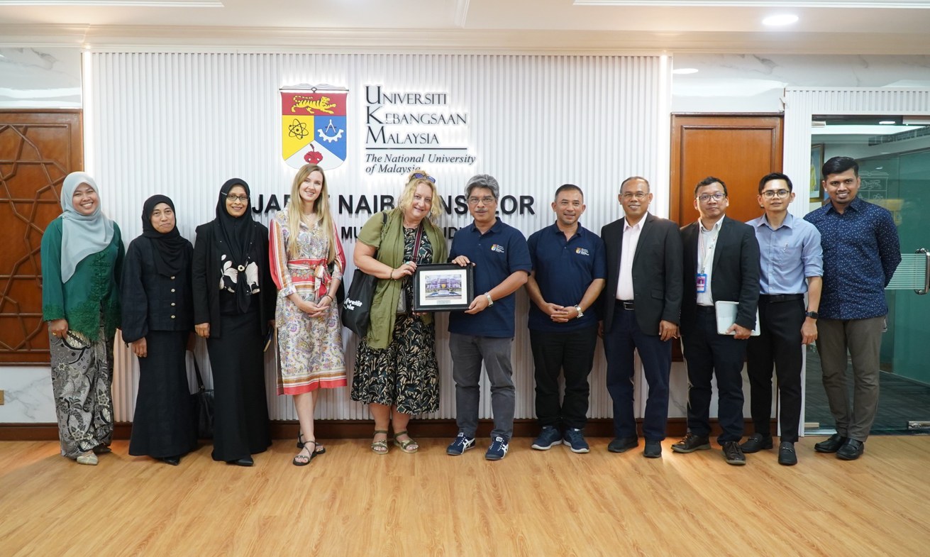 Prof. Dr. Claudia Quaiser-Pohl (5. v. l.) und Dr. Lea-Christin Wickord (4. v. l.) bauten in Malaysia bestehende wissenschaftliche Kontakte aus. Bild: University Kebangsaan