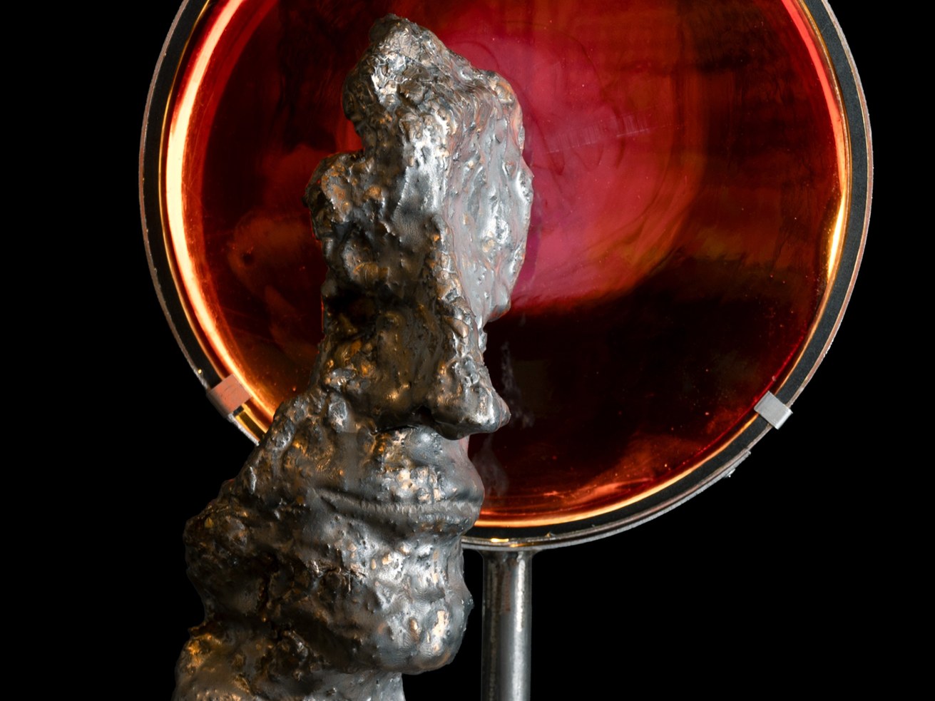Licht und Gestalt treten in einen Dialog: Die Ausstellung „Signum Luminis – Licht und Gestalt“ vereint Werke von Eva Maria Enders und Bruder Stephan Oppermann in der historischen Feierhalle am Hochkreuz. Foto: Isa Steinhäuser