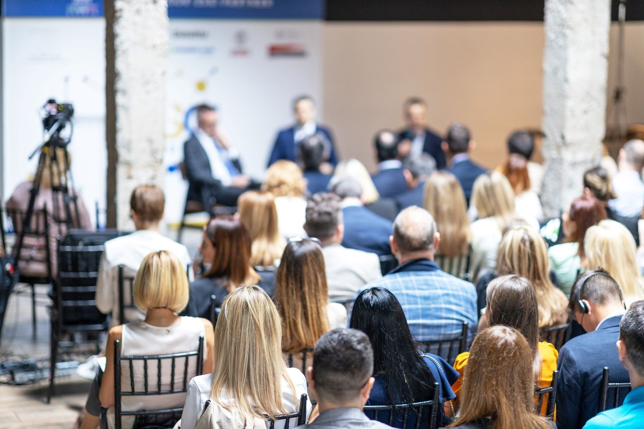 Das Publikum kann sich an den Diskussionen des Kulturwissenschaftlichen Quartetts beteiligen. Bild: Colourbox