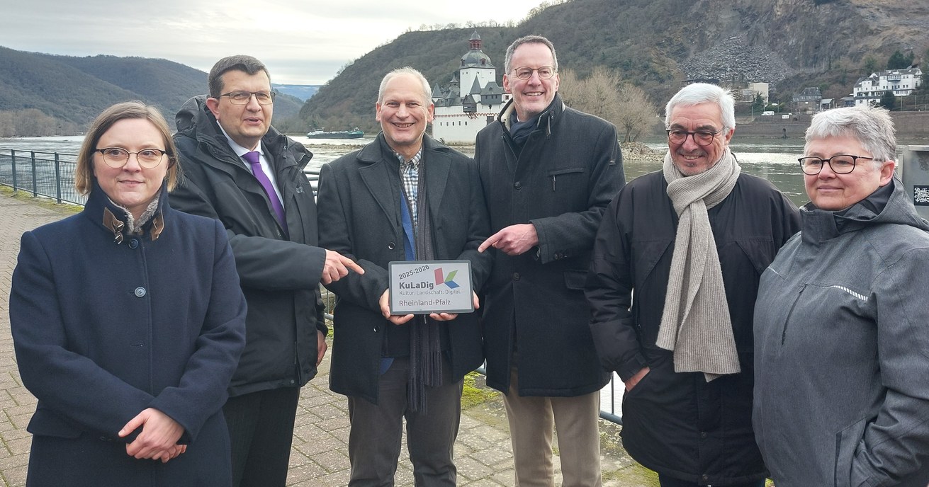 V. l. n. r.: Christine Brehm, KuLaDig-Kompetenzzentrum bei der SGD Süd, Universitätspräsident Prof. Dr. Stefan Wehner, Projektleiter Prof. Dr. Michael Klemm, Innenminister Michael Ebling, ehemaliger Innenminister Roger Lewentz, Dr. Margit Göttert, Historikerin aus Weisel. Bild: Projektteam KuLaDig-RLP / Florian Weber