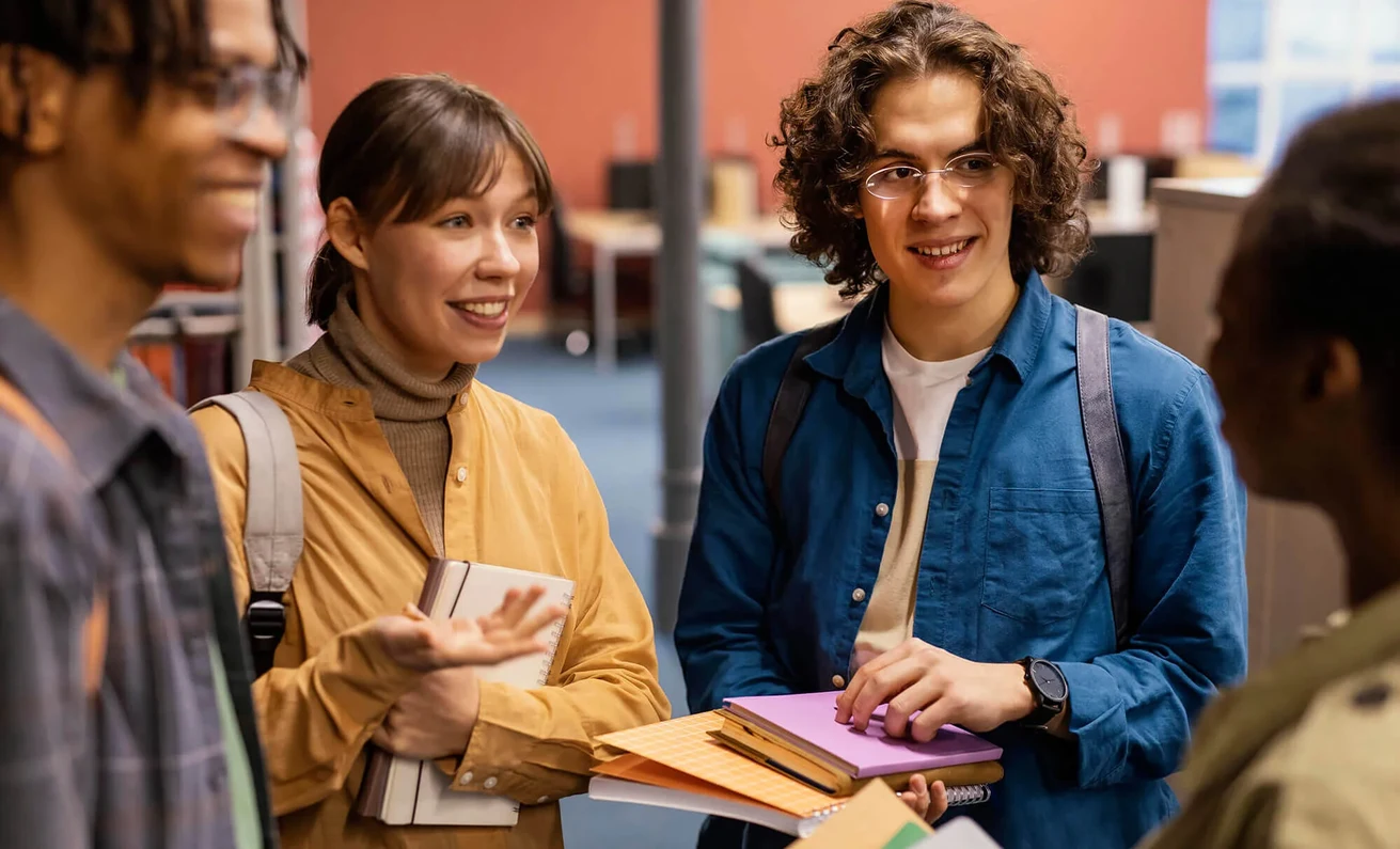 Nach dem Lehramt promovieren? Viele Absolvent*innen wollen ihre Begeisterung für Wissenschaft und  Forschung weiter verfolgen. Die Universität Koblenz unterstützt sie dabei auf vielfältige Weise. Foto: Colourbox