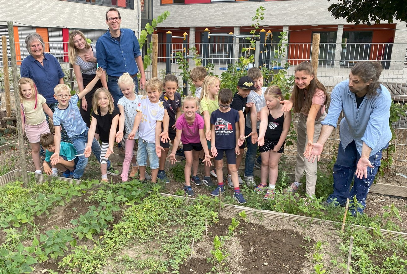 Studierende der Universität Koblenz arbeiteten unter der Leitung von Dr. Christian Grieshaber mit Grundschüler*innen der Christophorus Grundschule Mülheim-Kärlich an Projekten rund um den Schulgarten. Bild: Universität Koblenz
