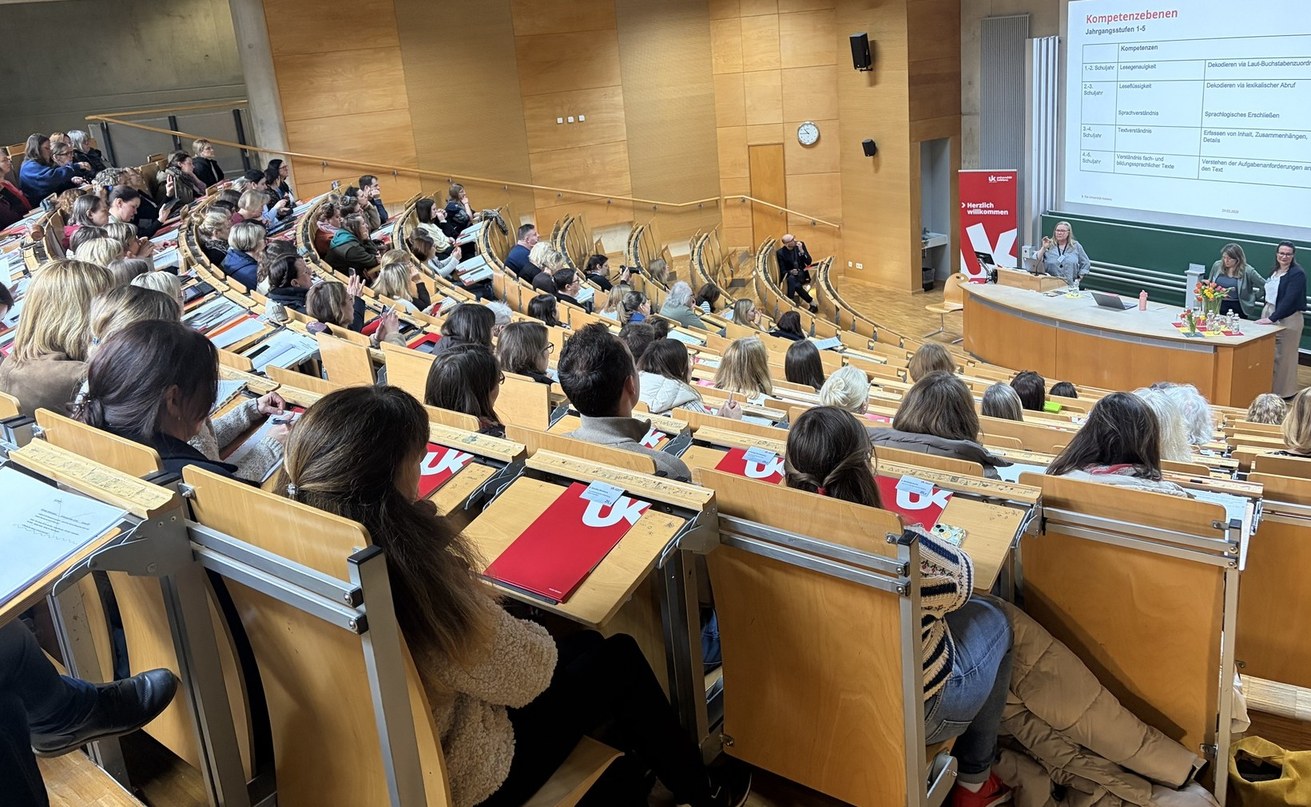 Der Thementag „Lesekompetenz“ an der Universität Koblenz widmete sich der Frage, wie Lesekompetenz bei Schüler*innen differenziert erfasst und gezielt gefördert werden kann. Foto: ZfL / Universität Koblenz