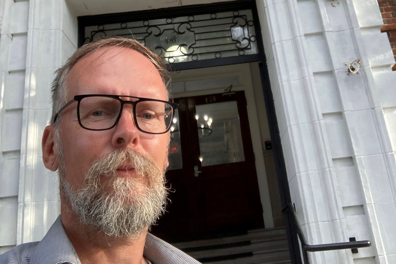 Dietmar Dath vor einer durch den Regisseur David Lynch und seinen Film Blue Velvet populär gewordenen Kulisse. Bild: Dietmar Dath