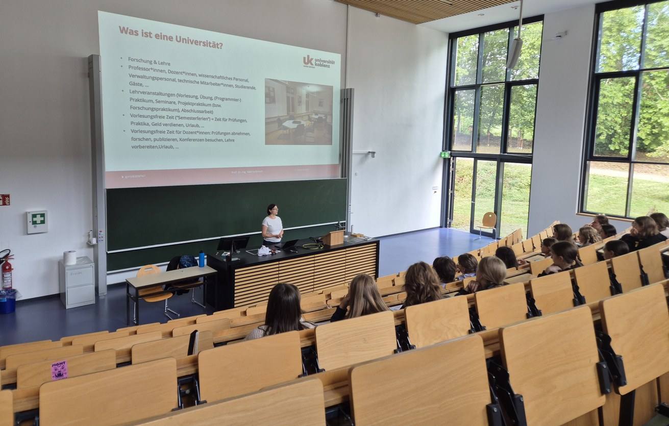In einem Vortrag gab Prof. Dr. Nadine Dittert Einblicke in ihren Alltag als Informatikprofessorin und sprach über  die vielfältigen Chancen eines Informatikstudiums. Bild: Katharina Schuster