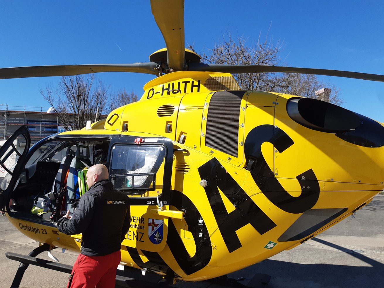 Die Schülerinnen erhielten vielfältige Einblicke in die Abläufe eines Großkrankenhauses: Hier ein Helikopter des ADAC, der am Bundeswehrzentralkrankenhaus stationiert ist. Bild: Ada-Lovelace-Projekt