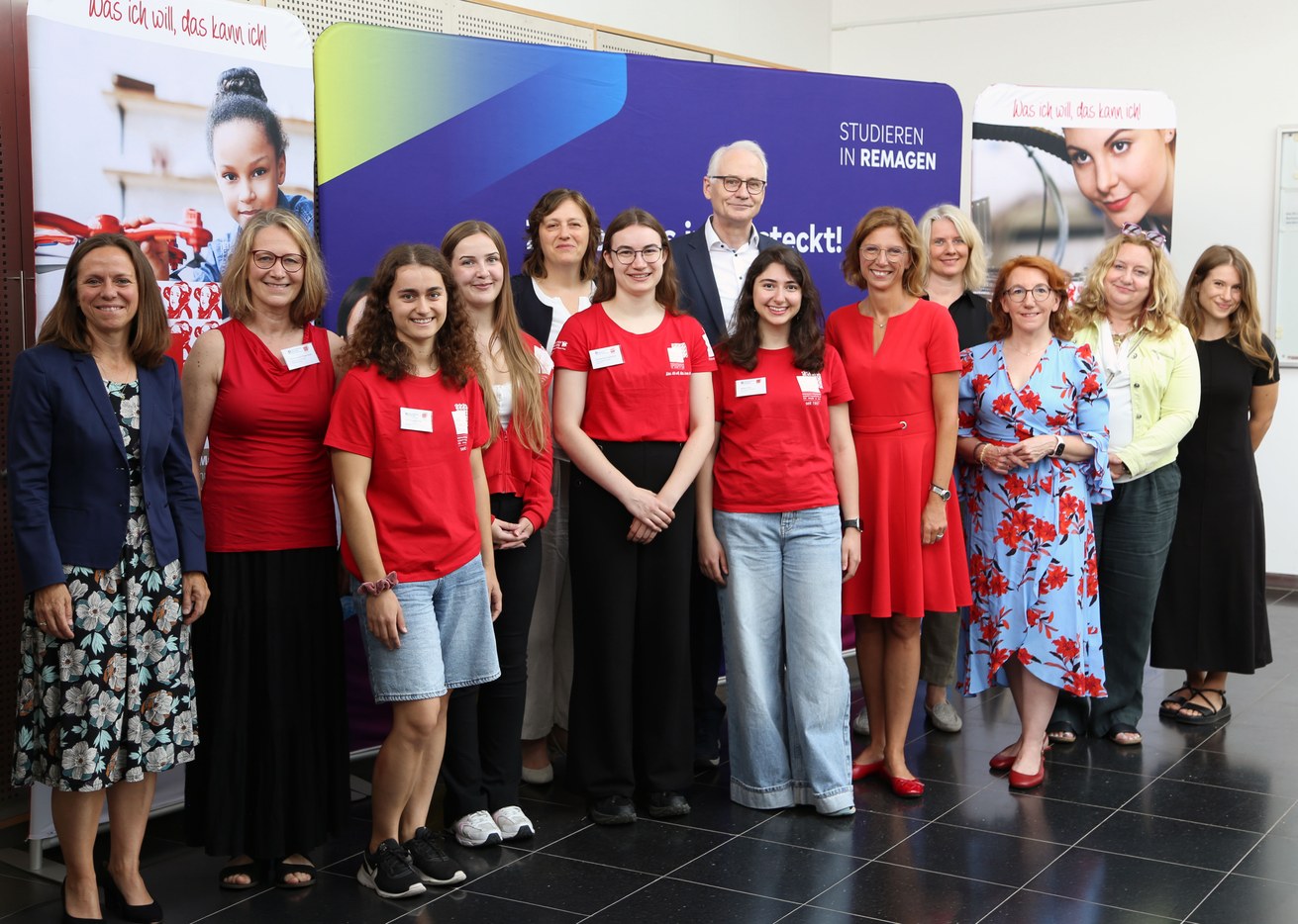Bild v.l. Prof. Dr. Martina Brück (Prodekanin des FB MIT, ehemalige ALP-Projektverantwortliche in Remagen), Christiana Hoerster (Projektleitung ALP Remagen), ALP-Mentorin Adriana Bethke, ALP-Mentorin Lea Poweleit, Ilona von Oppeln (Projektleitung ALP Höhr-Grenzhausen/Koblenz), ALP-Mentorin Katharina Maria Günther, Prof. Dr. Karl Stoffel, Präsident der HS, ALP-Mentorin Masa Zein, Ministerin Sabine Bätzing-Lichtenthäler (MASFFJ RLP), Prof. Dr. Babette Dellen (Projektverantwortliche ALP Remagen), Susanne Müller (MdL RLP), Prof.Dr. Claudia Quaiser-Pohl (Universität Koblenz: Wissenschaftliche Leitung des ALP), Annika Werger (Wissenschaftl. Mitarbeiterin der zentralen Koordinierungsstelle des ALP)