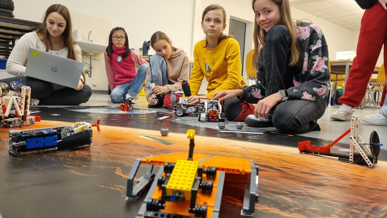 Beim neuen Feriencampangebot „Mission to Mars - Mit Roberta ins Weltall“ lernen Mädchen der 5. bis 10. Klassen zu programmieren. Bild: Universität Koblenz