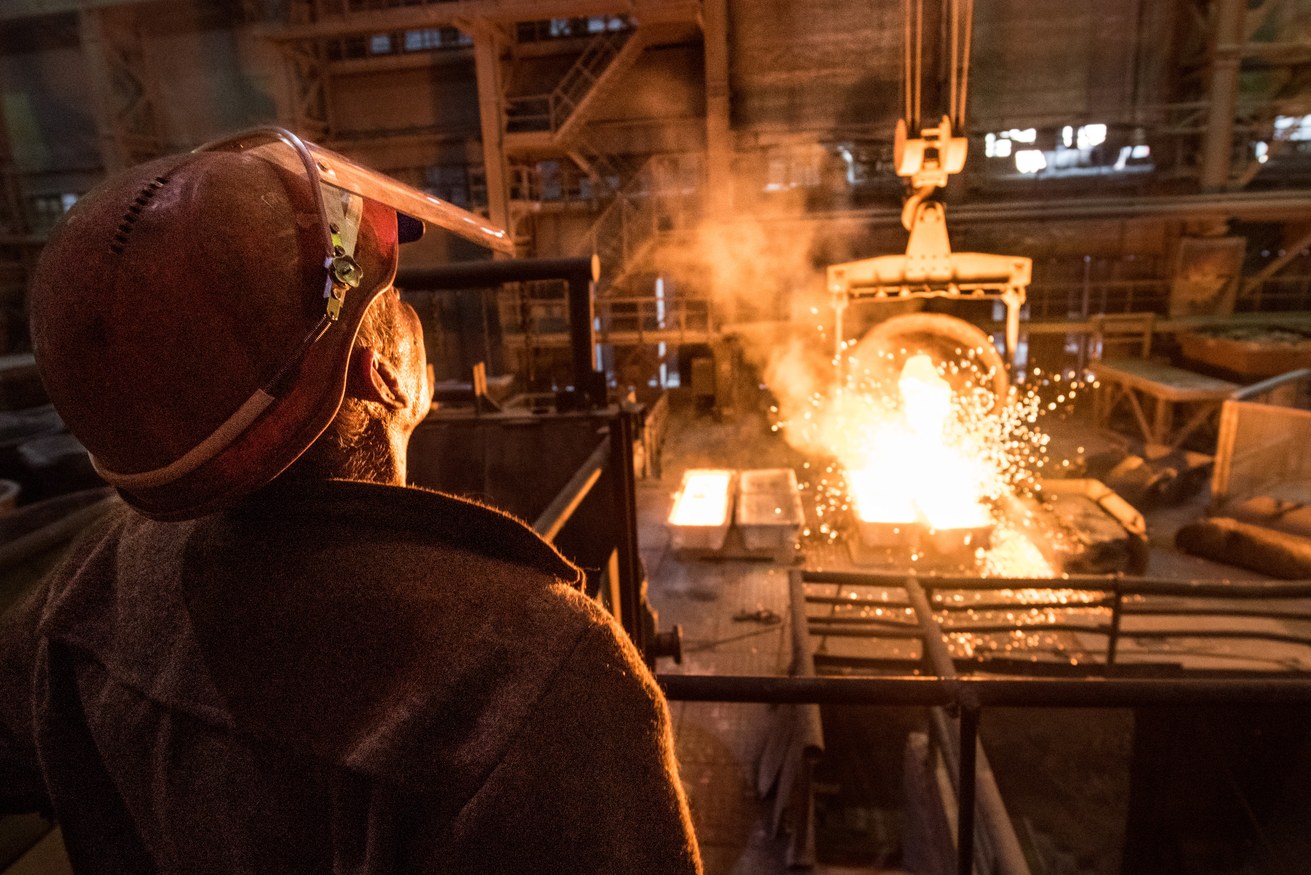 Auch in der Metallindustrie werden feuerfestkeramische Produkte, die höchsten Temperaturen standhalten müssen, eingesetzt. Bild: Colourbox