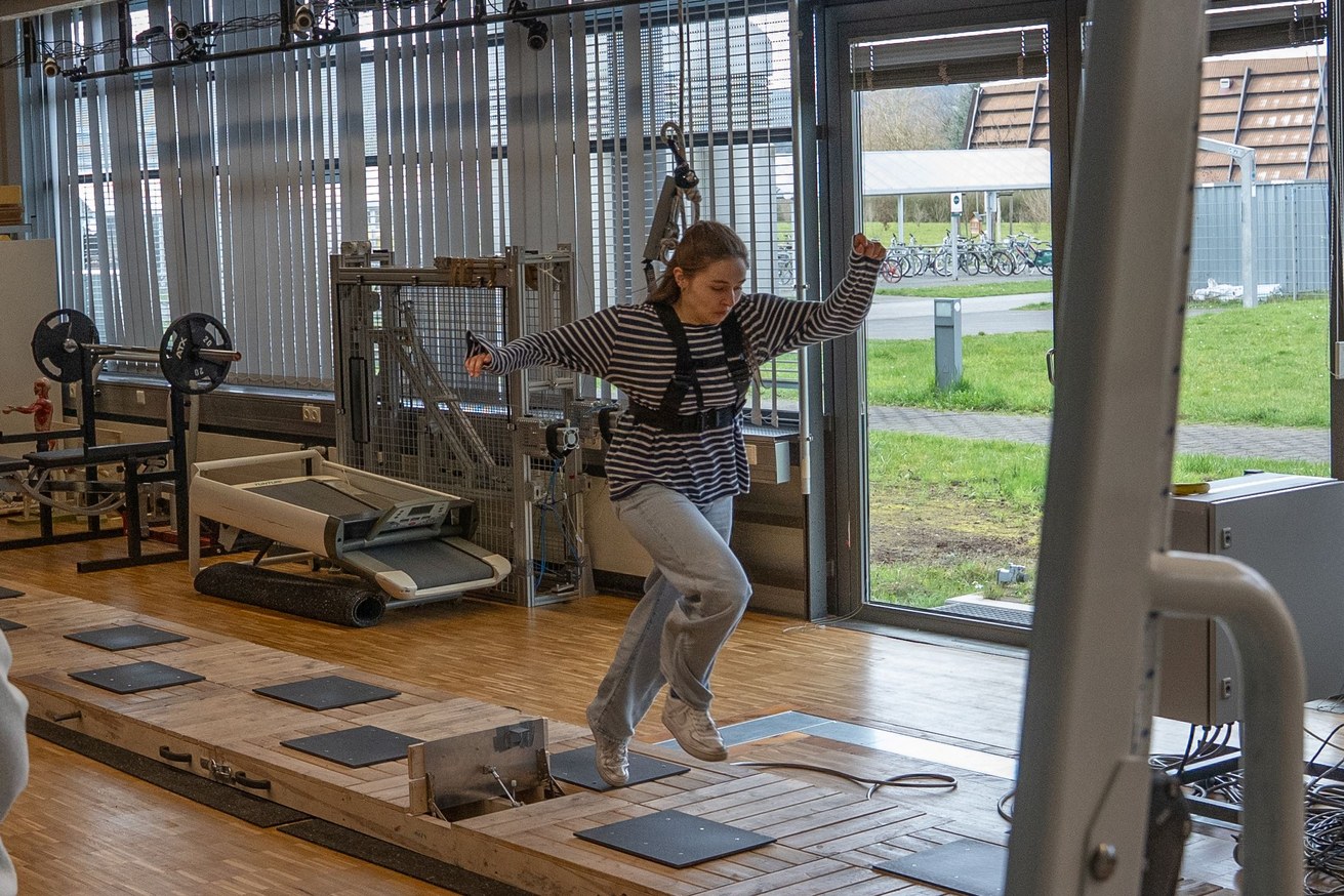 Auf dem Gangperturbationsparcours. Bild: Hochschule Koblenz / Justin Osenberg