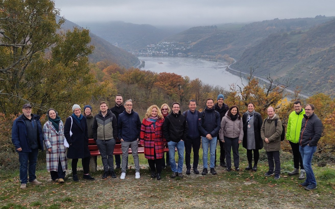 Die neu berufenen Professorinnen und Professoren der Universität Koblenz beim gemeinsamen Spaziergang zur Loreley – mit Blick über das herbstliche Mittelrheintal im UNESCO-Weltkulturerbe. Bild: Universität Koblenz