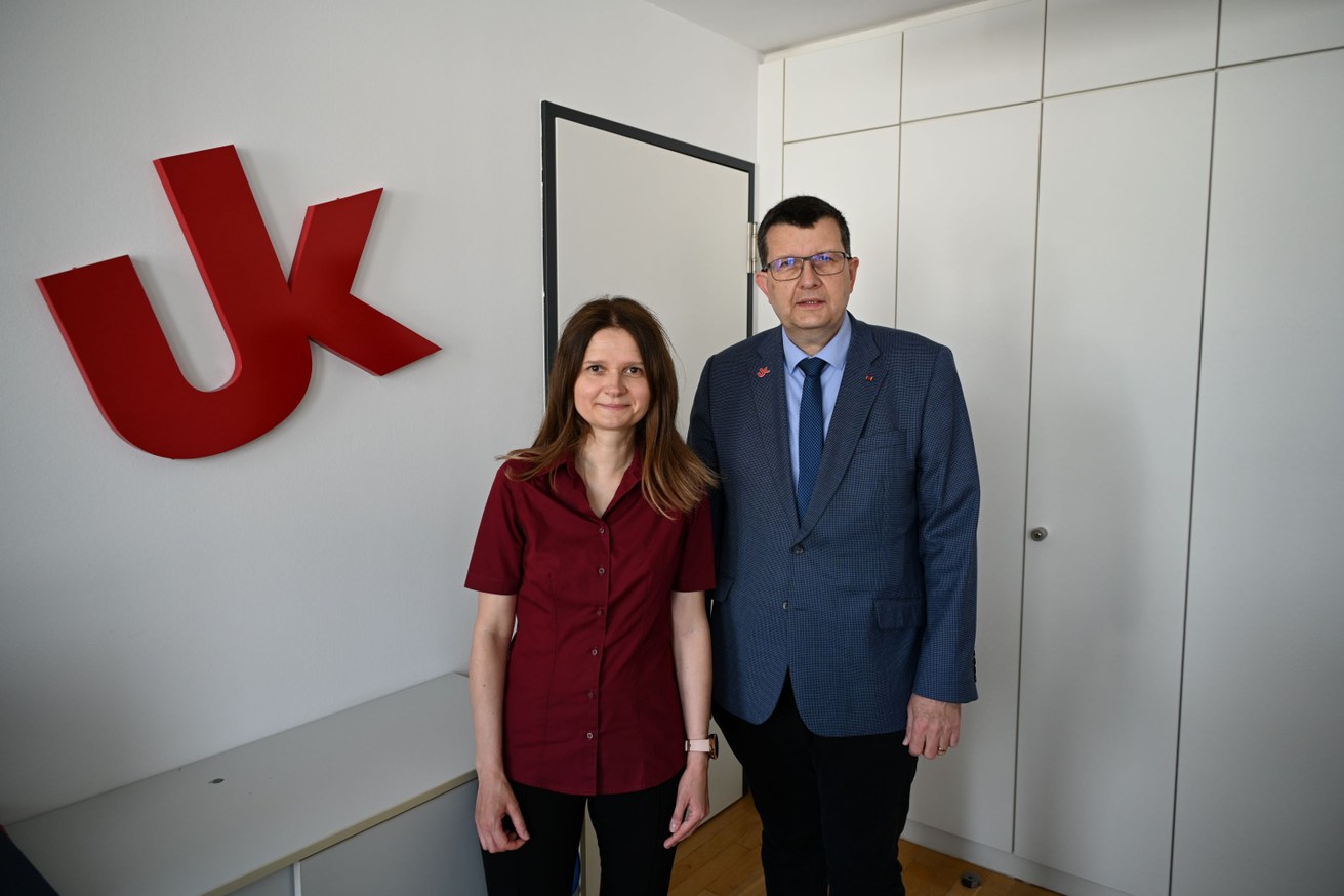 Prof. Dr. Karolina Nowak mit dem Universitätspräsidenten Prof. Dr. Stefan Wehner nach ihrer Ernennung. Bild: Universität Koblenz / Felix Schlief