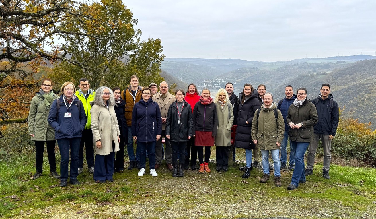 Vernetzen mit Ausblick: Ein Ausflug zur Loreley war Teil der Onboarding-Veranstaltung für die neuberufenen Professor*innen der Universität Koblenz.