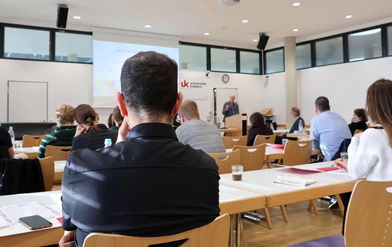 Der diesjährige Fachtag für Vielfalt und Demokratie nimmt zwei zentrale Fragen in den Blick: Was fördert Vielfalt und wie fördert Vielfalt?