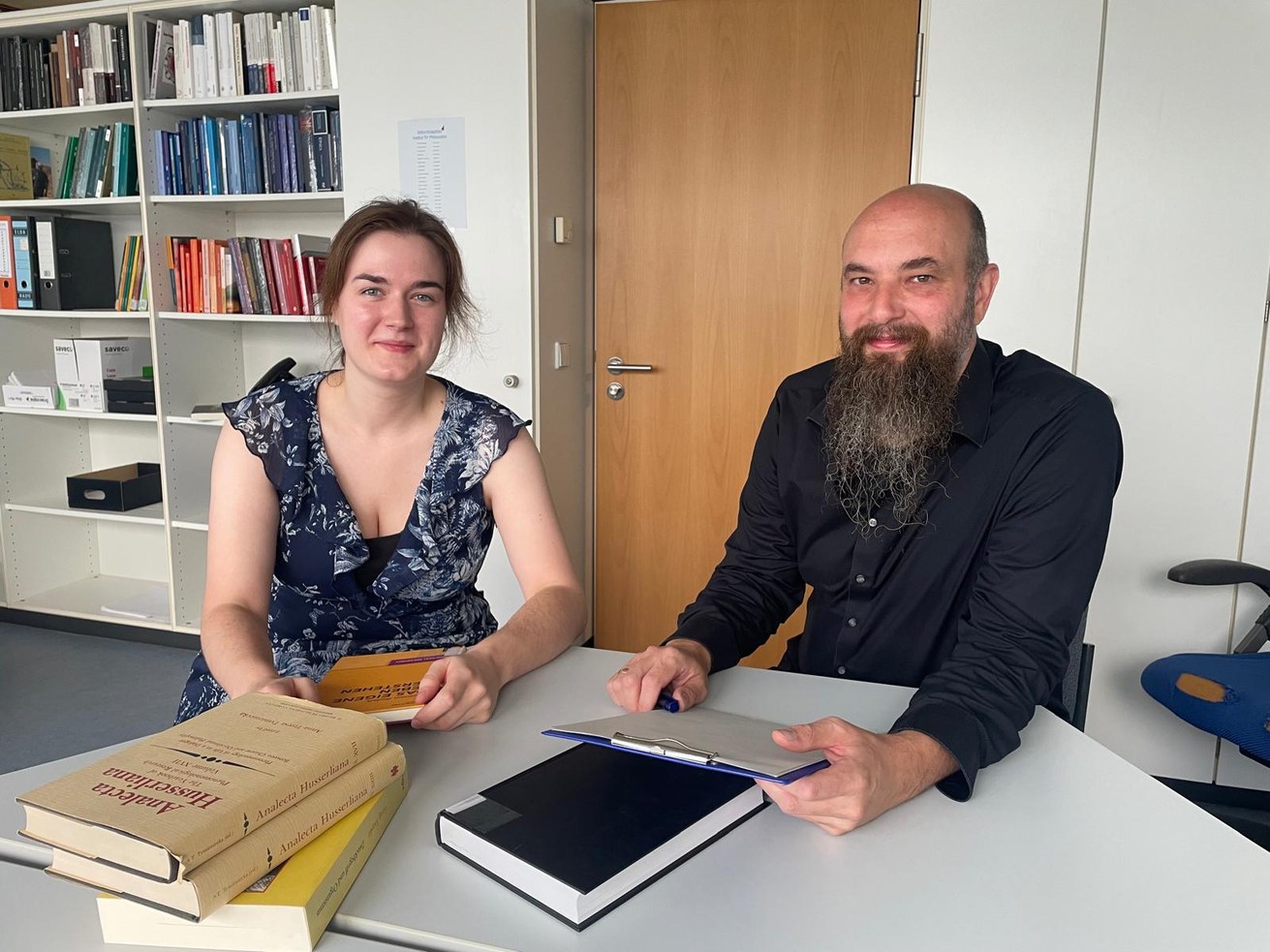 Konstanze Palm, die Koordinatorin des Projekts, mit PD Dr. Werner Moskopp. Bild: Universität Koblenz / Carla Seibert