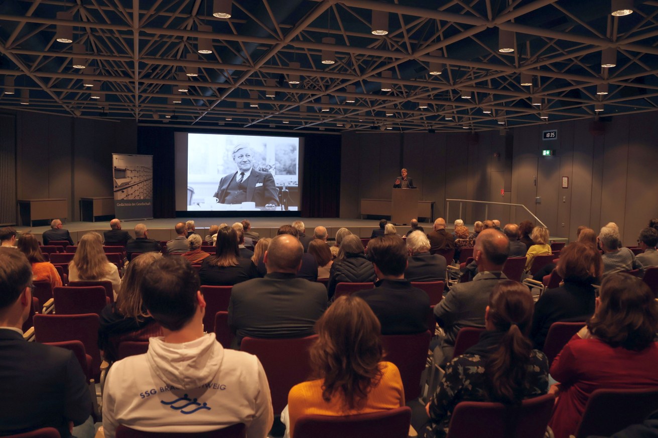 Die Ausstellung „#ChallengingDemocracy – Von Helmut Schmidt bis heute“ wird gut besucht. Bild: Universität Koblenz / Jasmin Brötz