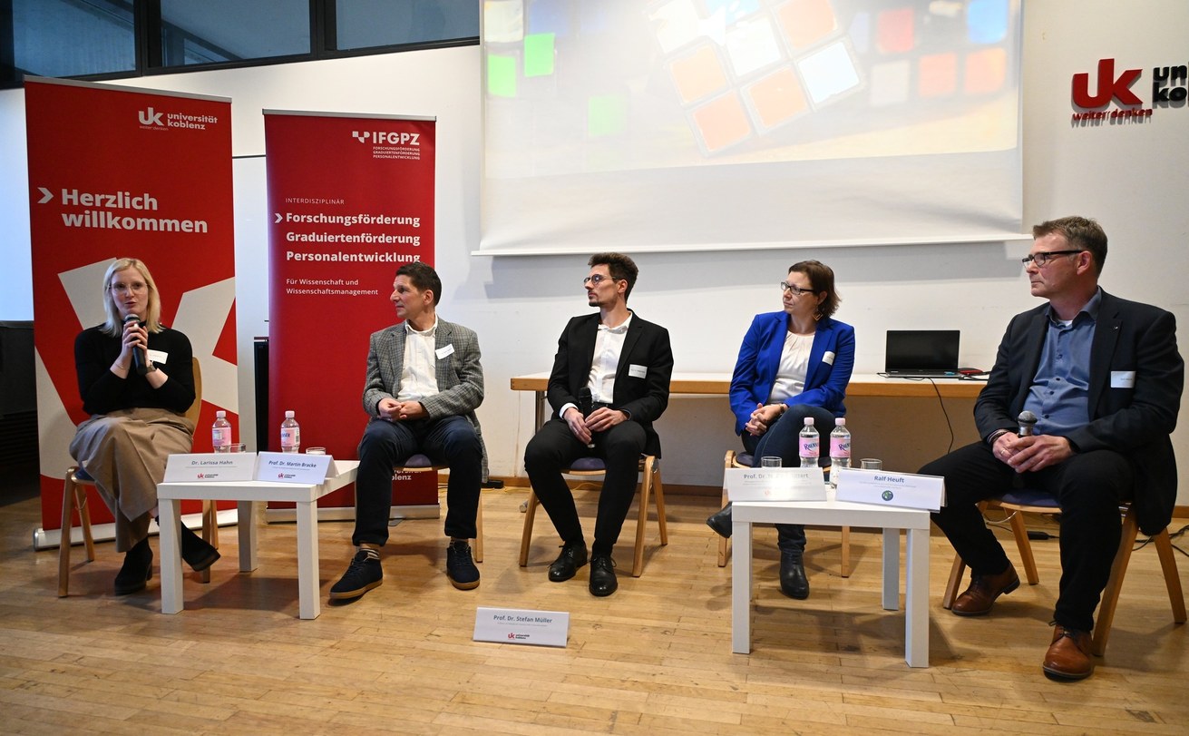 Wie lässt sich echte Begeisterung für MINT-Fächer wecken? Darüber diskutierten Dr. Larissa Hahn, Prof. Dr. Martin Bracke, Prof. Dr. Stefan Müller (Moderator), Prof. Dr. Nadine Dittert und Ralf Heuft (v.l.n.r.). Foto: Liane Pohl