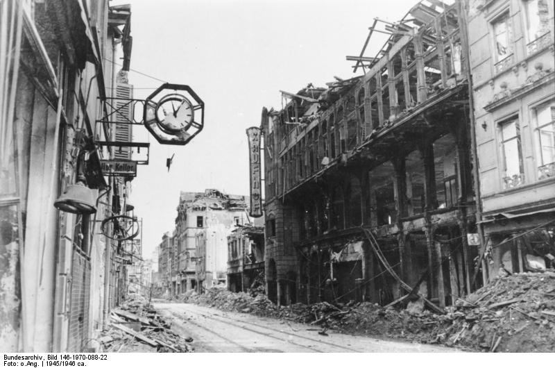 Zerstörungen in der Koblenzer Löhrstraße nach Kriegsende, etwa 1945/46. Bild: Bundesarchiv, Bild 146-1970-088-22 / CC-BY-SA 3.0