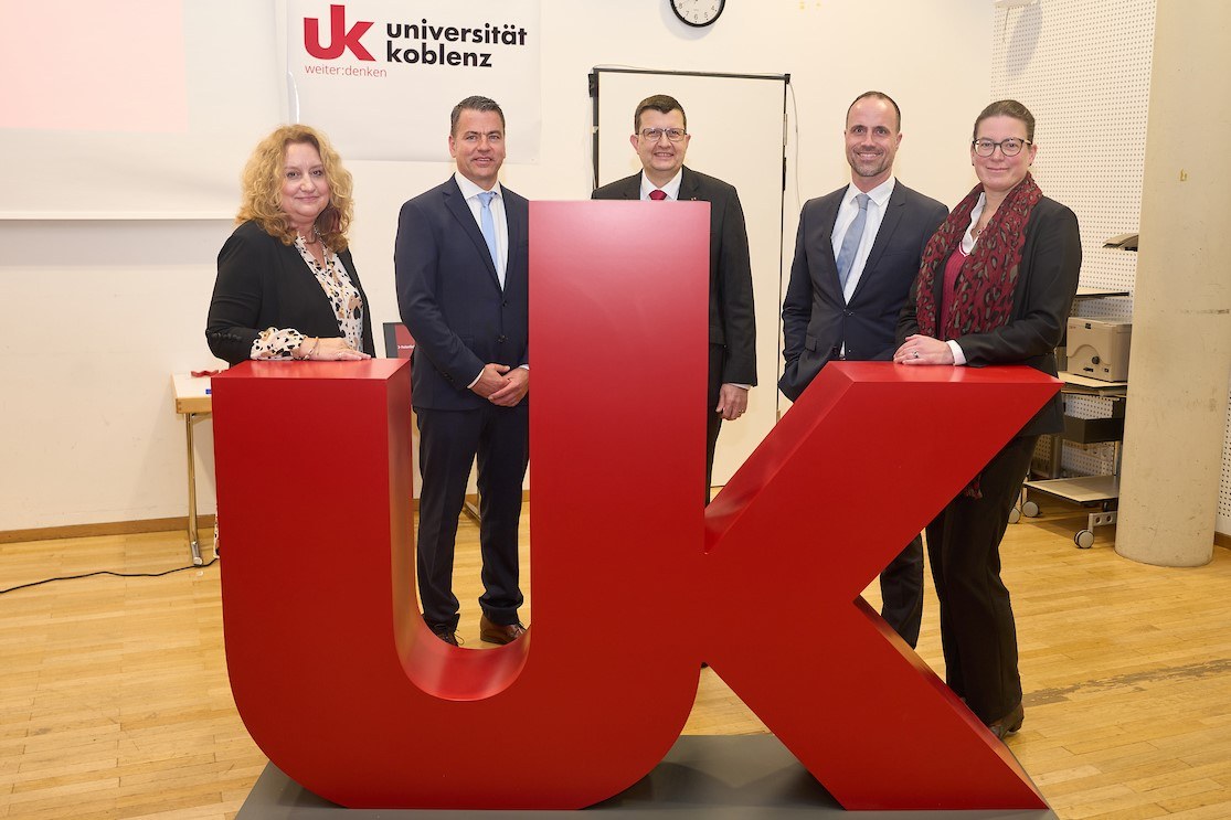 V. l. n. r.: Prof. Dr. Claudia Quaiser-Pohl, Michael Ludewig, Prof. Dr. Stefan Wehner, Minister Clemens Hoch und Prof. Dr. Constanze Juchem-Grundmann mit dem Logo der künftigen Universität Koblenz. Bild: Thomas Frey