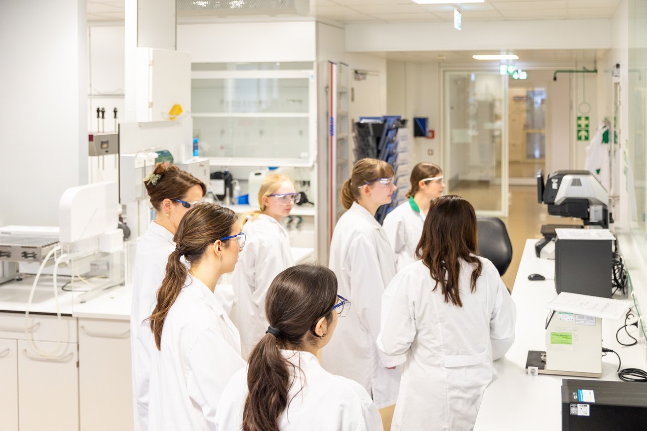 Schülerinnen Im Forschungs- und Entwicklungslabor des Andernacher Unternehmens LTS Lohmann Therapie-Systeme AG. Foto: LTS Lohmann