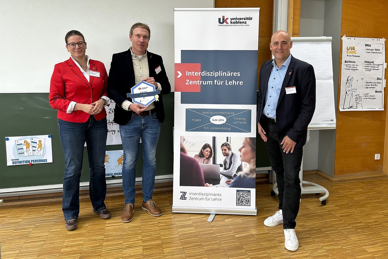 Dr. Thomas Brühne (M.) erhielt im Rahmen der Autumn School des IZL das erste Kompetenz-Badge an der Universität Koblenz. Bild: Christoph Asche