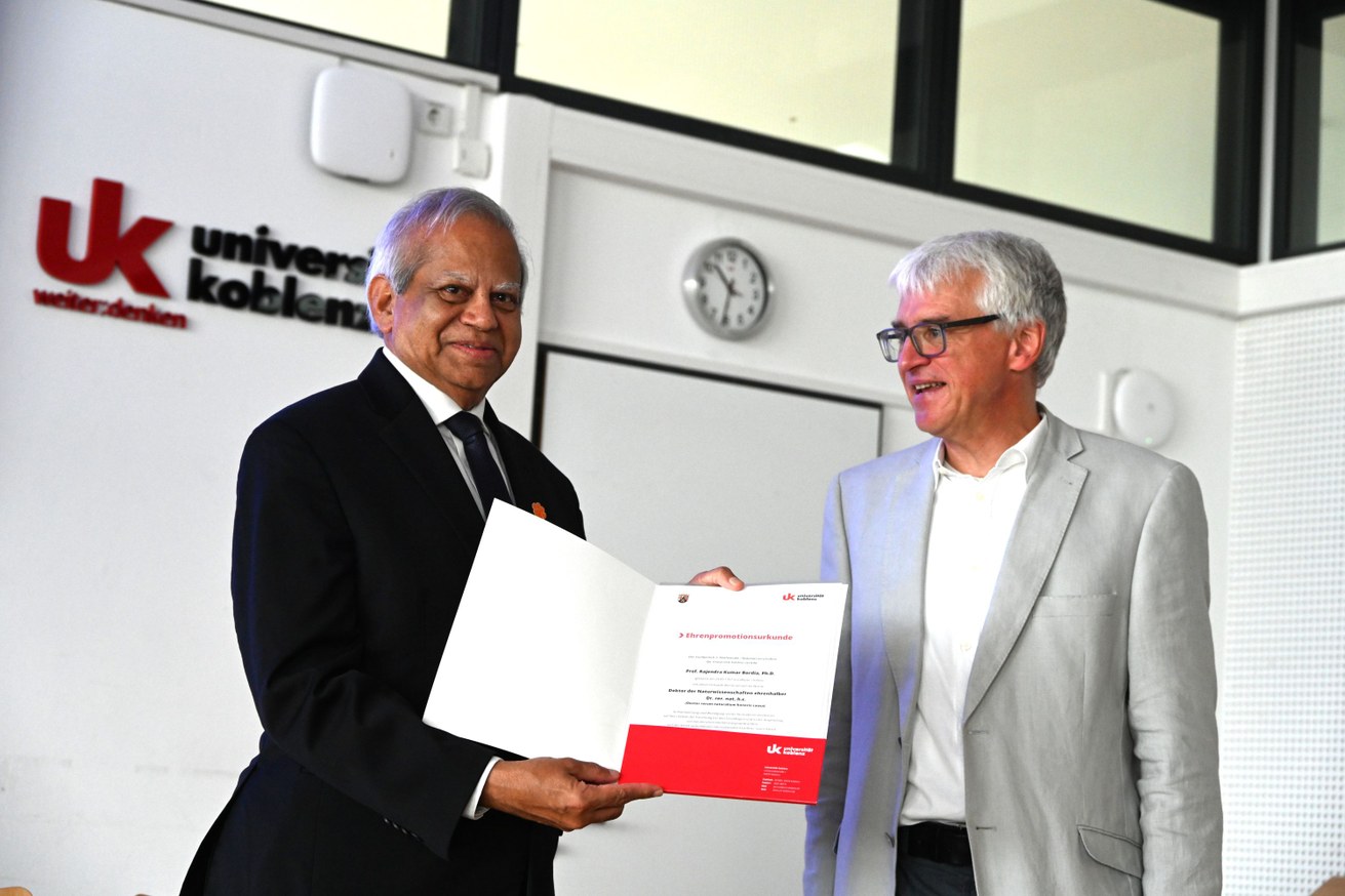 Prof. Dr. Rajendra K. Bordia hat die Ehrenpromotionsurkunde von Dekan Prof. Dr. Thomas Götz erhalten. Bild: Universität Koblenz / Dr. Caroline Gommel