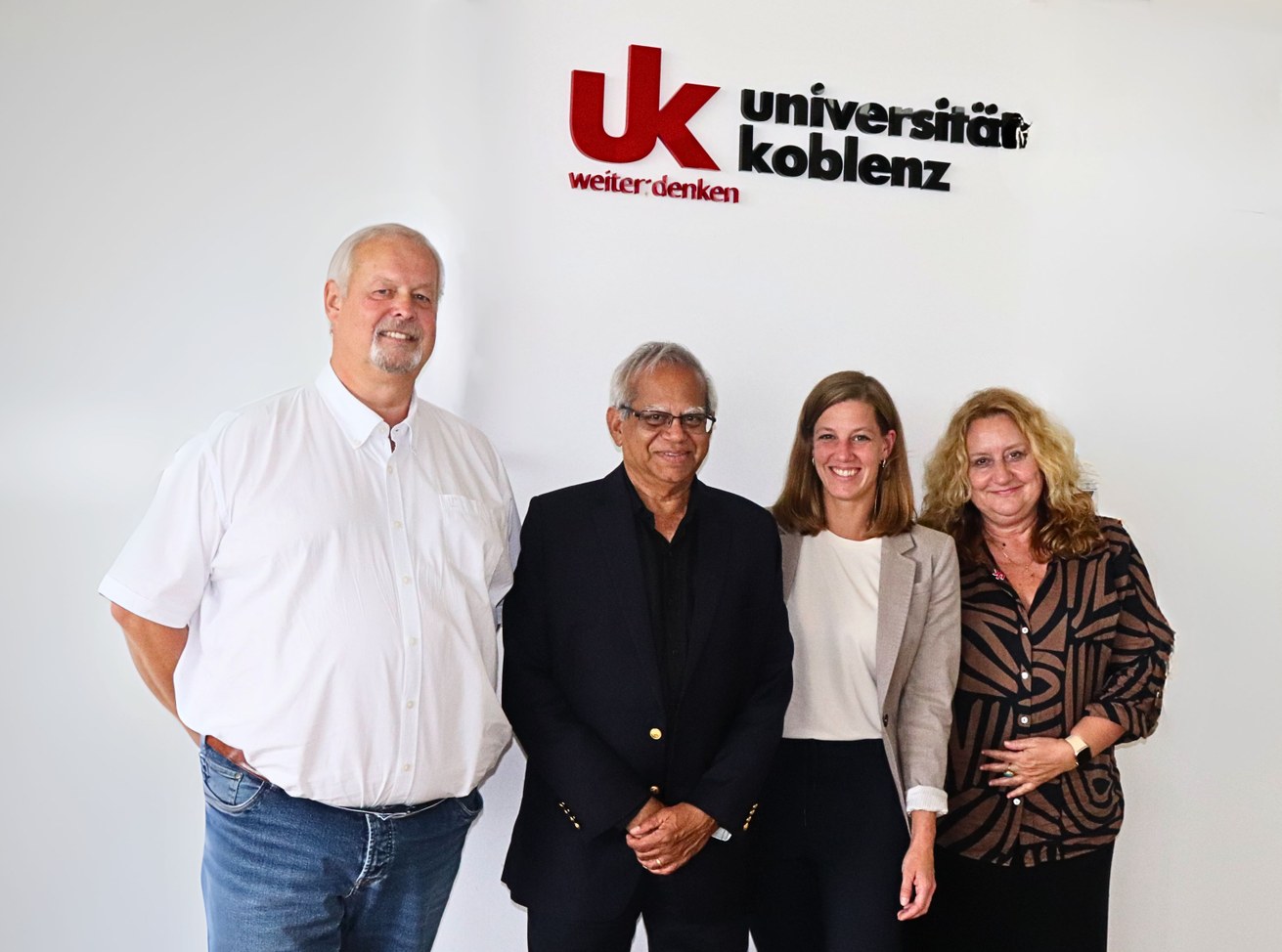 V. l. n. r.: Prof. Dr. Dr. h. c. Peter Quirmbach, Prof. Dr. Rajendra K. Bordia, Dr. Vanessa Hopp und Prof. Dr. Claudia Quaiser-Pohl, Vizepräsidentin für Forschung und Transfer der Universität Koblenz. Bild: Universität Koblenz / Jewgenia Weisshaar