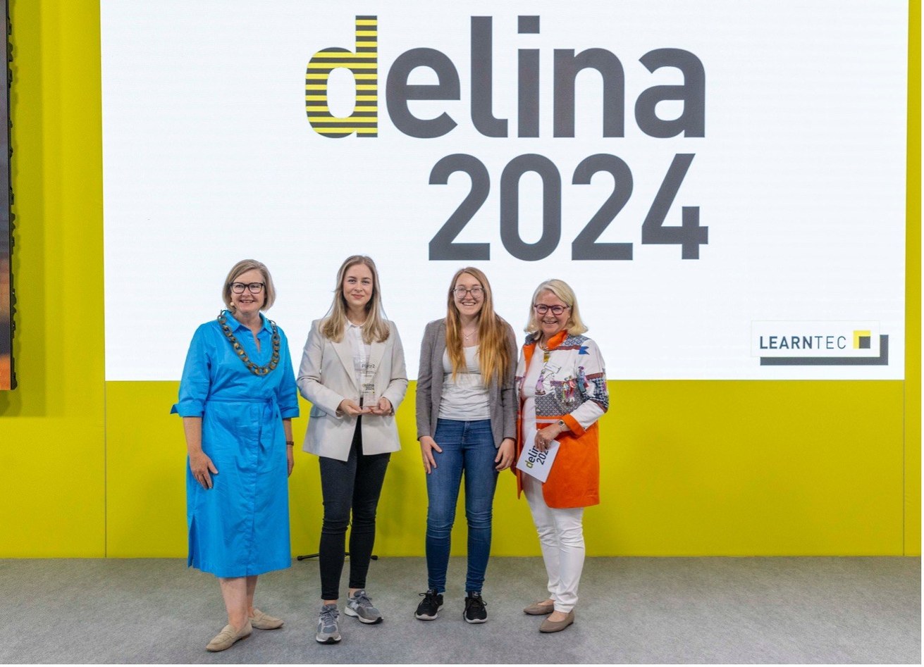 Übergabe des Awards für den 2. Platz in der Kategorie Hochschule an die Projektmitarbeiterinnen Rumeysa Ural (2. v. l.) und Yvonne Werle (3. v. l.). Foto: Messe Karlsruhe / Jürgen Rösner