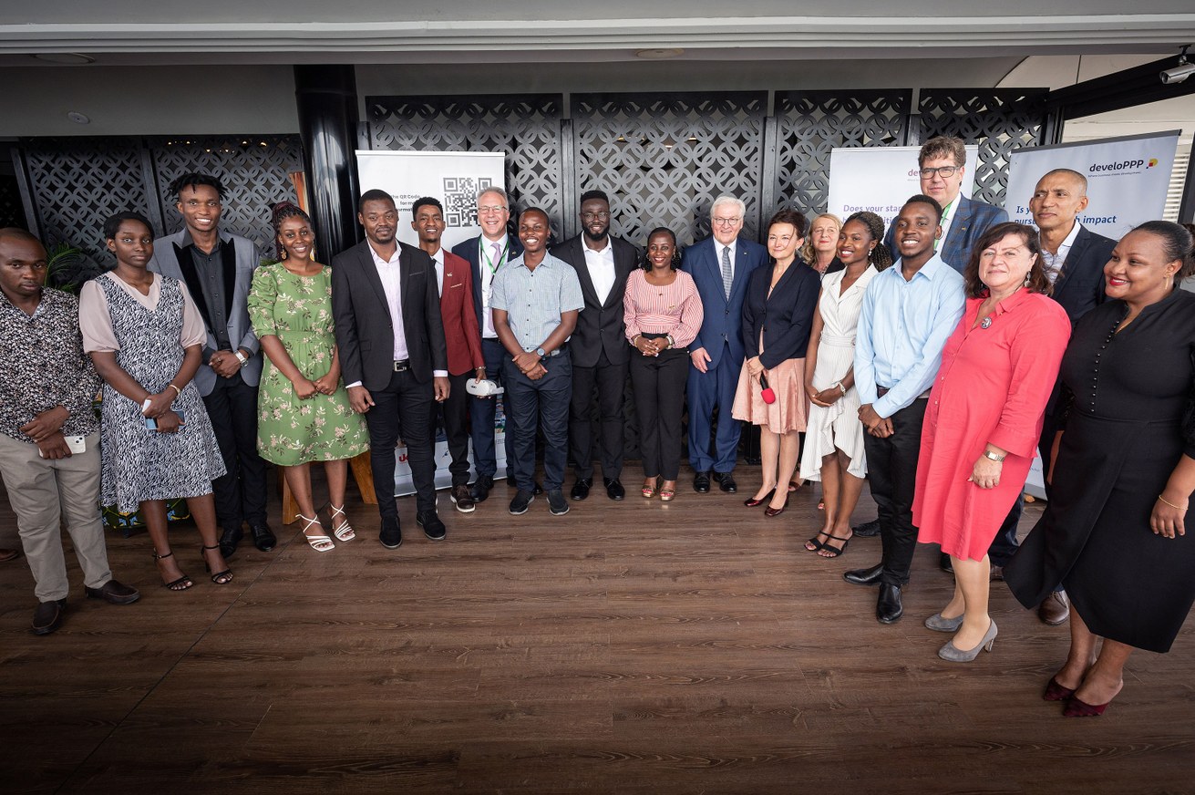 Bundespräsident Frank-Walter Steinmeier betonte bei seinem Besuch in Dar es Salaam die Bedeutung der Zusammenarbeit zwischen Deutschland und Tansania. Mit im Bild ist auch Adedeji Olusanya, Mitarbeiter des StArfrica-Teams der Universität Koblenz (2. von links neben Steinmeier). Bild: Bundesregierung/Guido Bergmann