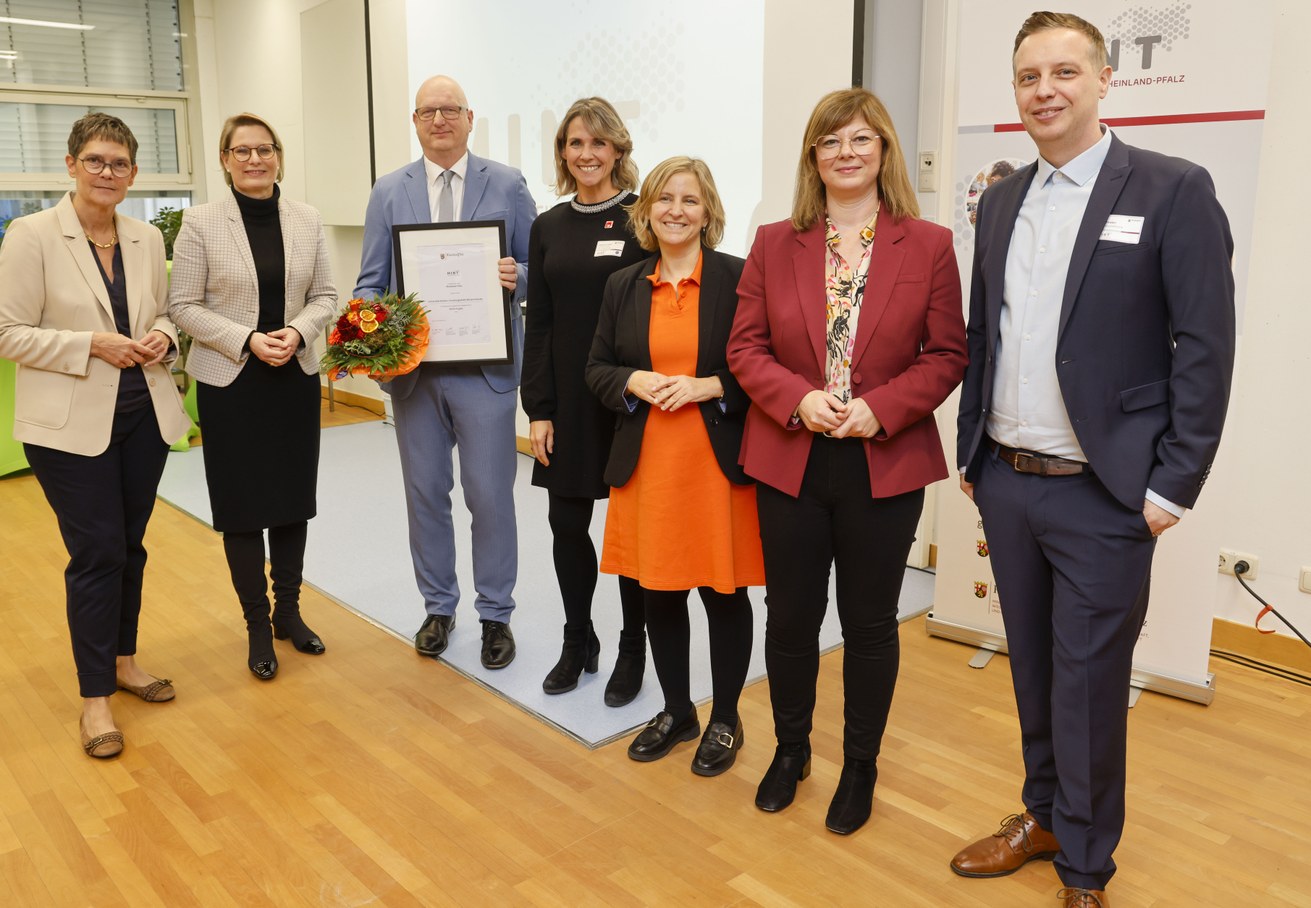 V. l. n. r.: Petra Dick-Walther, Staatssekretärin für Wirtschaft, Verkehr, Landwirtschaft und Weinbau, Dr. Stefanie Hubig, Ministerin für Bildung, Prof. Dr. Wolf-Andreas Liebert und Stephanie Justrie, Universität Koblenz, Katrin Eder, Ministerin für Klimaschutz, Umwelt, Energie und Mobilität, Nicole Steingaß, Staatssekretärin für Wissenschaft und Gesundheit, Tim Thielen, Leiter der MINT-Geschäftsstelle. Bild: MINT-Geschäftsstelle / Stefan F. Sämmer