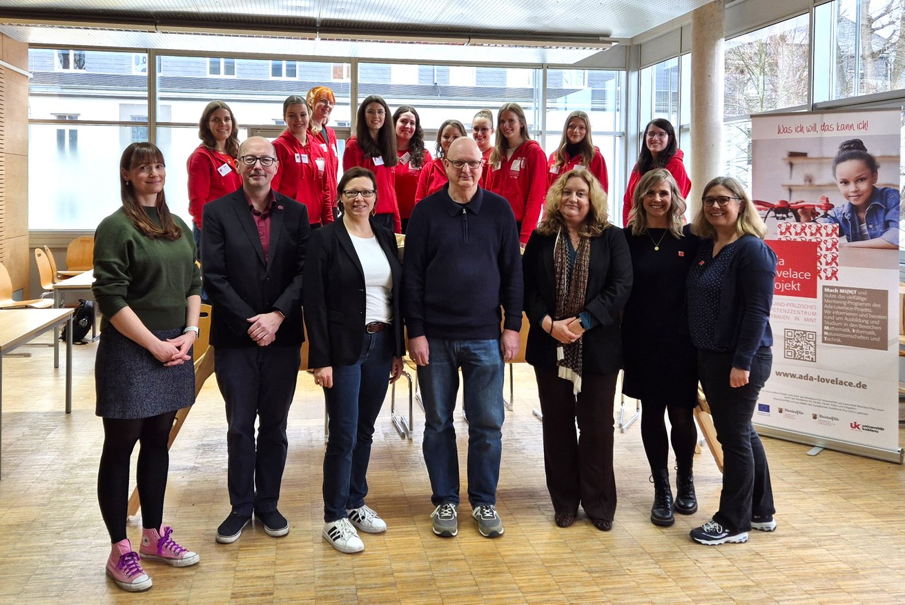 Prof. Dr. Nadine Dittert (3. v. l.) übernimmt ab 1. Januar 2026 die Projektverantwortung des Ada-Lovelace-Projekts. Sie folgt damit auf Prof. Dr. Wolf Andreas Liebert (Mitte). Bild: Luca Christ