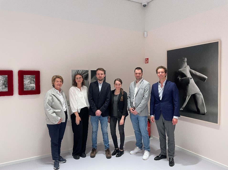 V. l. n. r.: Stiftungsmanagerin Barbara Kunze, Nicole Moritz, M. Ed., Nils Lenard Grosch, M. Sc., Isabell Henn, M. Sc., Gianluca Reifert, M. Ed., Maleachi Bühringer, Vorstand der Alexander Tutsek-Stiftung und Geschäftsführer der Refratechnik Holding GmbH. Bild: Alexander Tutsek-Stiftung