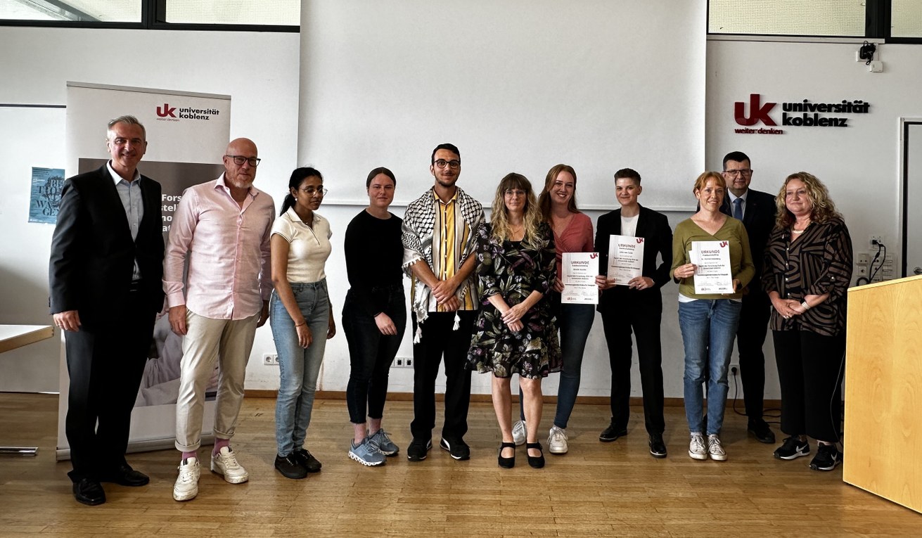 Das Projekt „Trauma auf Rezept? Projekte zum Thema Verschickungskinder“ stieß bei der ersten Nacht der Forschung auf großes Interesse. Den ersten Platz des Publikumspreises nahmen Dr. Hannah Rosenberg, Julia van Cuick und Nicole Geuder (v.r.n.l. mit Urkunde) entgegen. Universitätspräsident Prof. Dr. Stefan Wehner (2.v.r.) und Prof. Dr. Claudia Quaiser-Pohl (re.), Vizepräsidentin für Forschung und Transfer und Schirmherrin der Nacht der Forschung, gratulierten. Zu den Gratulanten zählten auch Christian Kassner (li.) und Christian Schröder (2.v.l.), Geschäftsführer der R56+. Bild: Universität Koblenz/Judith Böseke