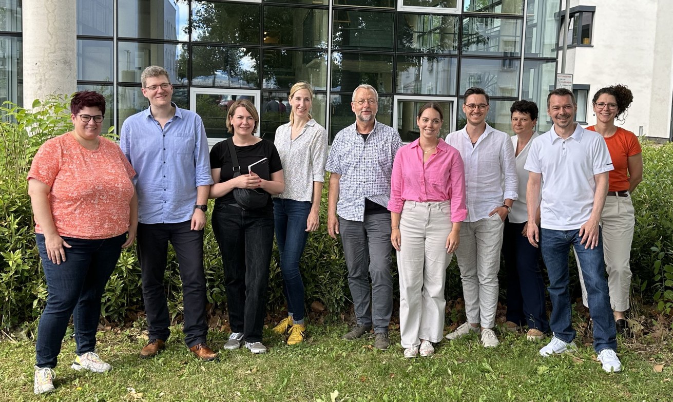 V.l.n.r.: Martina Müller, Stefan Brunner, Nelly Harder, Daniela Thomas, Prof. Dr. Frank Weidner (IPW), Celine Schmitt, Johann-Moritz Hüsken, Sabine Daxberger, Markus Ungar-Hermann, Dr. Miriam Läpple (IPW). Bild: Universität Koblenz