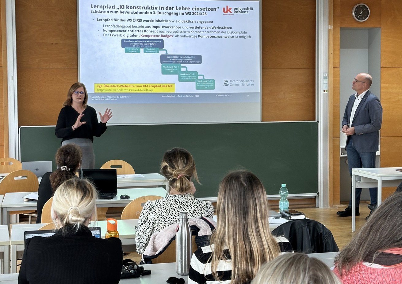 Das Team des Interdisziplinären Zentrums für Lehre (IZL), hier Silke Schranz und Dr. Peter Ferdinand, präsentierten die vielfältigen Angebote für das Wintersemester 2024/25. Darunter ist etwa der Lernpfad „KI konstruktiv in der Lehre einsetzen“. Foto: Christoph Asche