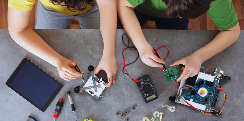 Robotik im Klassenraum: Die Tagung „Robotics in Education 2024“ widmet sich unter anderem den pädagogischen Aspekten von Robotertechnik. Bild: Canva